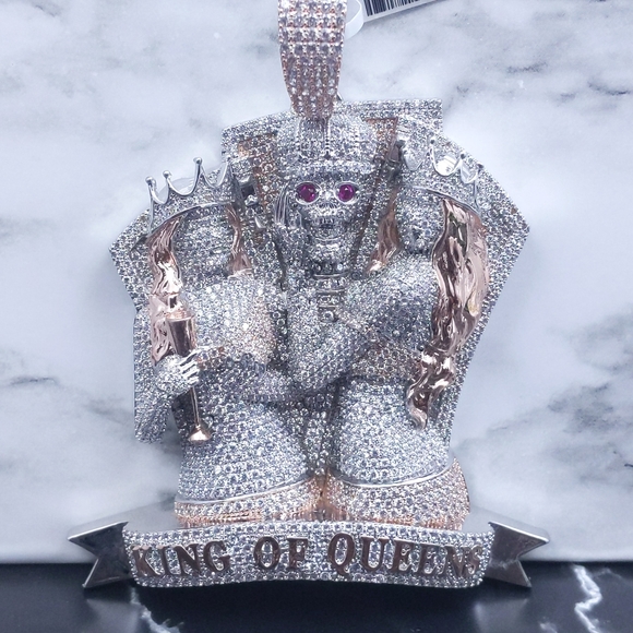 14K White Gold Finish King of Queens Pendant - Picture 10 of 10